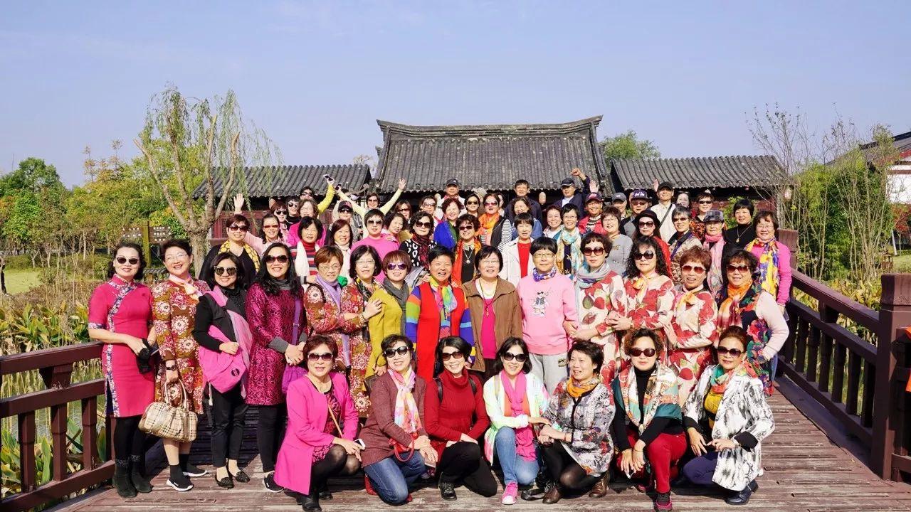 老人旅游小心“年龄附加费”这个坑！导游都看不下去了