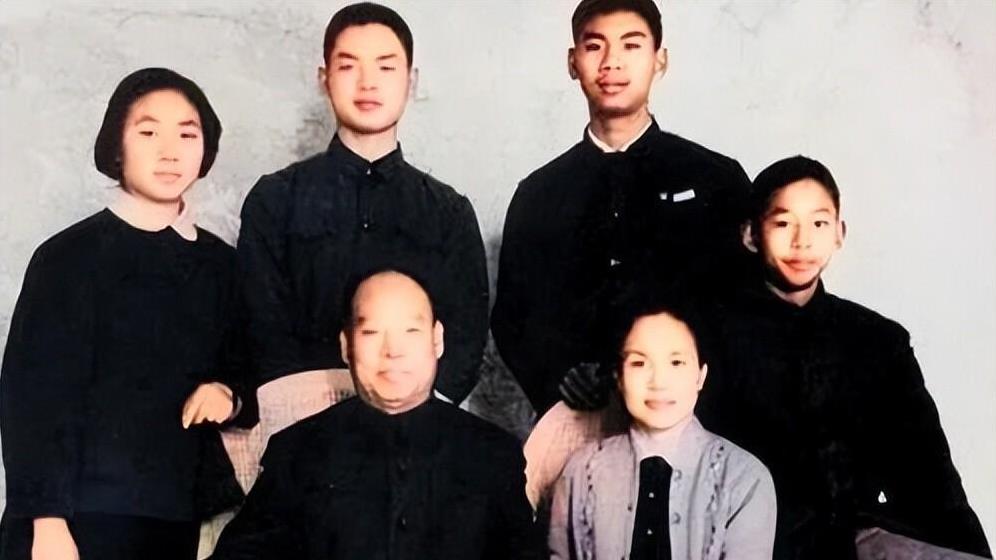 彭真的夫人有多美？40岁在北戴河时的留影，五官精致气度不凡