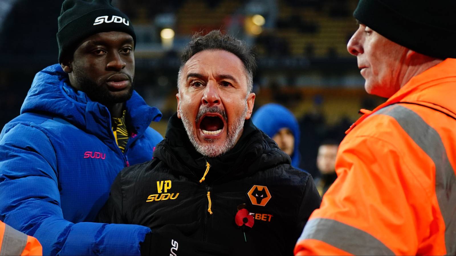 3-2 遭绝杀！狼队垫底又添新乱，主帅赛后欲对峙球迷