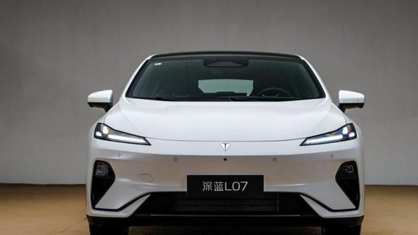 3.8L超低油耗VS 6.2秒强劲加速，2025款深蓝L07到底值不值得入手？