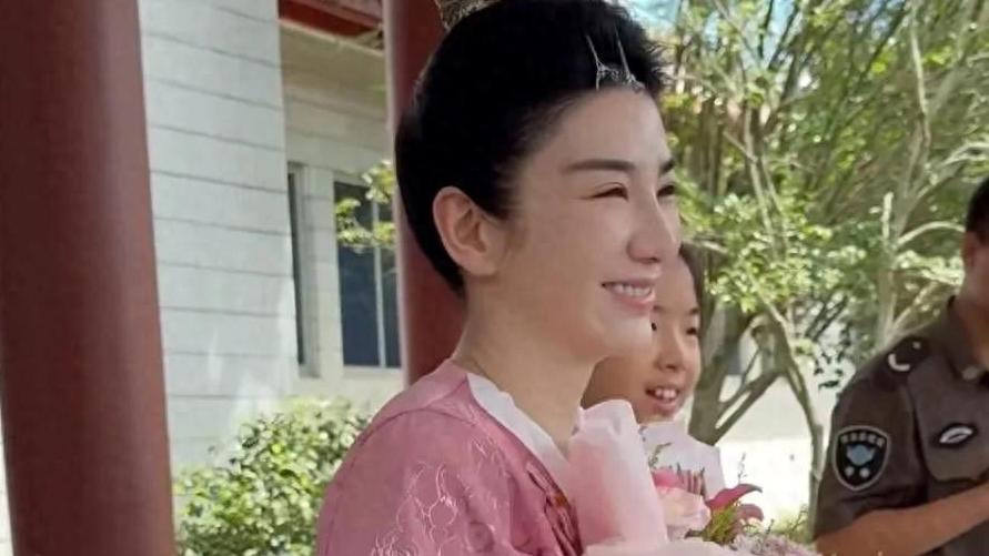 黄奕带11岁女儿进剧组“打工”，黄芊玲梳马尾穿T恤，模样好朴实