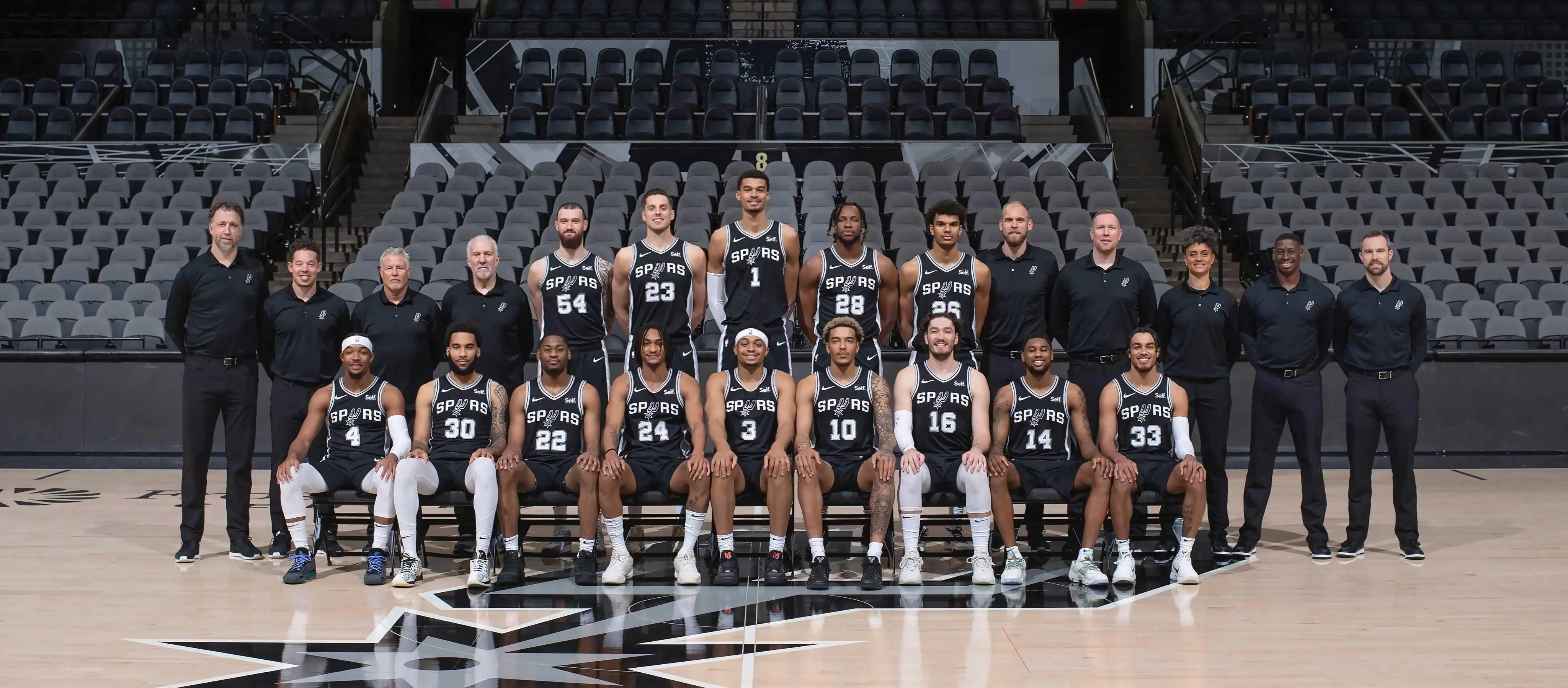 银黑传奇：圣安东尼奥马刺队的荣耀之路与长青密码