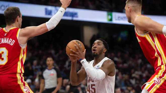 骑士力克老鹰：米切尔复出37+8三分创赛季新高 杰伦23+13