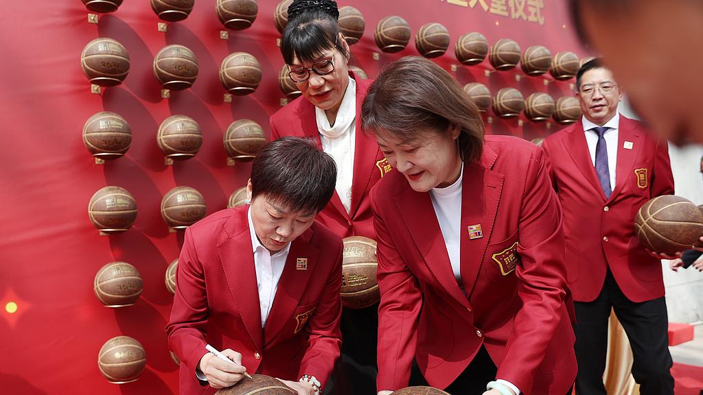 丛学娣中国女篮的坚韧精神与成长历程