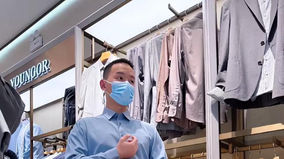 谢浩男摘下口罩反差大，27岁模样引热议