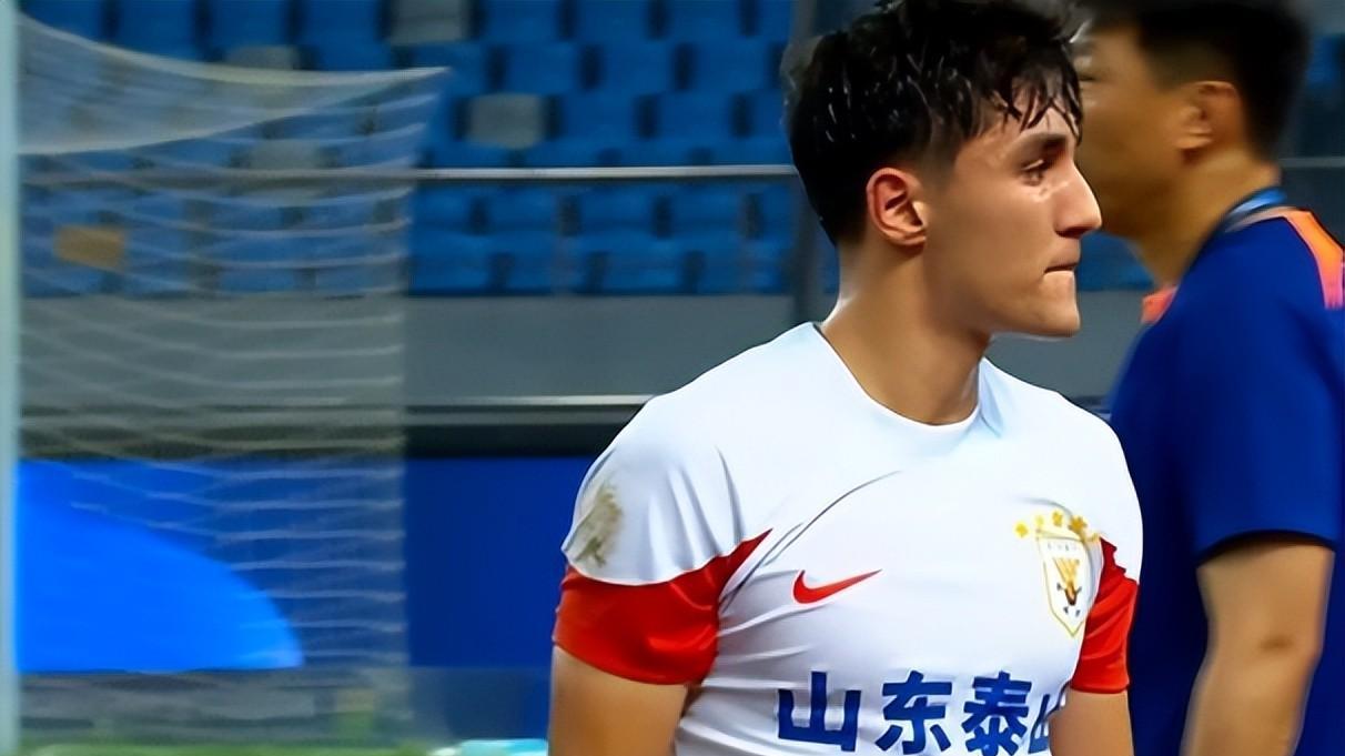 克雷桑与克里斯互换球衣，卡扎展示投篮，战沙特山东泰山谁能首发