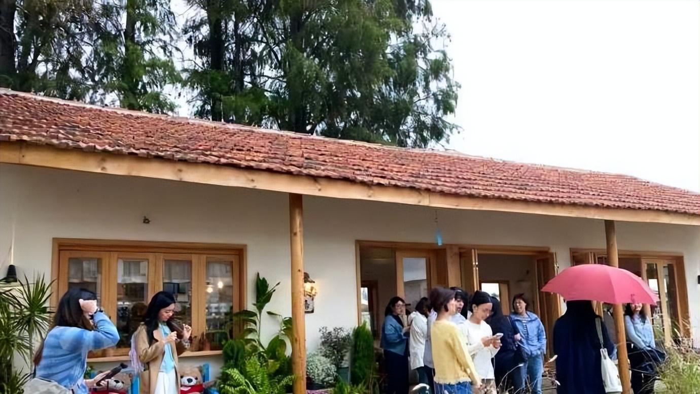 上海村咖火爆有人开车2小时打卡