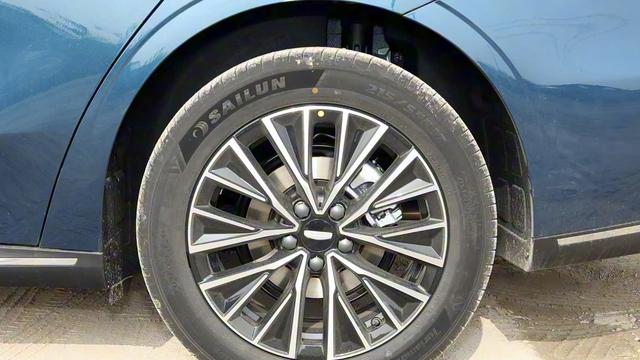 6万多，就能买到一辆4米8长的准B级车，吉利真的下重本了