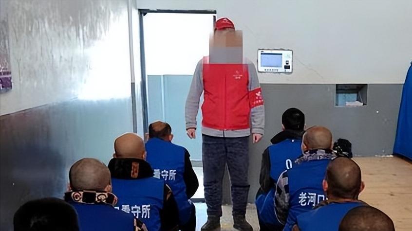 进看守所第二天：听广播，练队列，剃光头，调监号