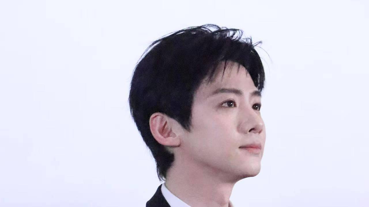 白敬亭黑西服亮相《不眠日》追剧团 透露主动邀约木马乐队合作单曲