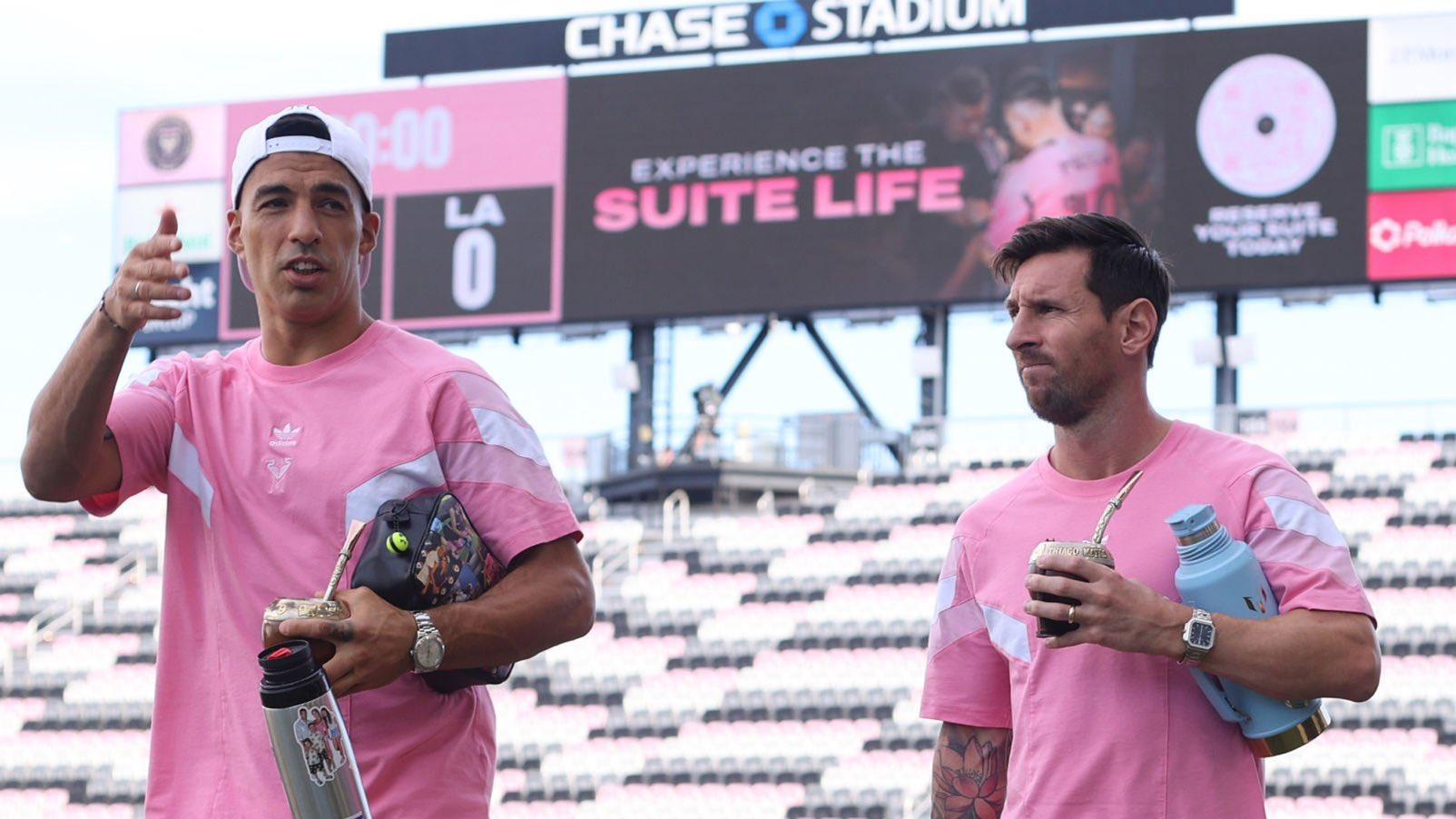 为啥降薪也要跟梅西？38 岁苏牙的选择，诠释了球王的独特魅力