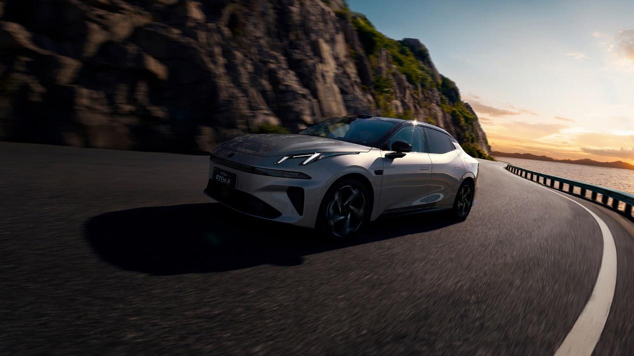 不开玩笑，全新领克07 EM-P就是哈妮克孜和有为青年拒绝平庸的底气