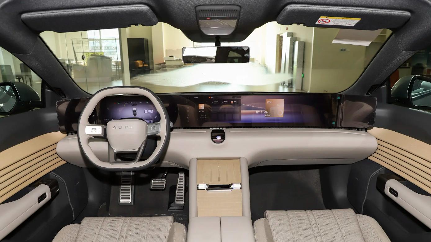 奥迪纯电轿跑设计挺激进，舍弃四环车标，23.59万起贵不贵？