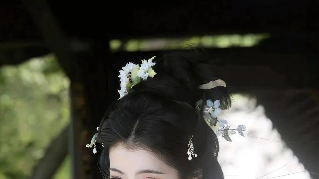 七律·花影寄相思