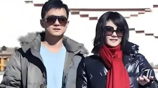 李亚鹏陷4.5亿债务漩涡，旧爱妻子早已离开，救命稻草只剩直播赚钱