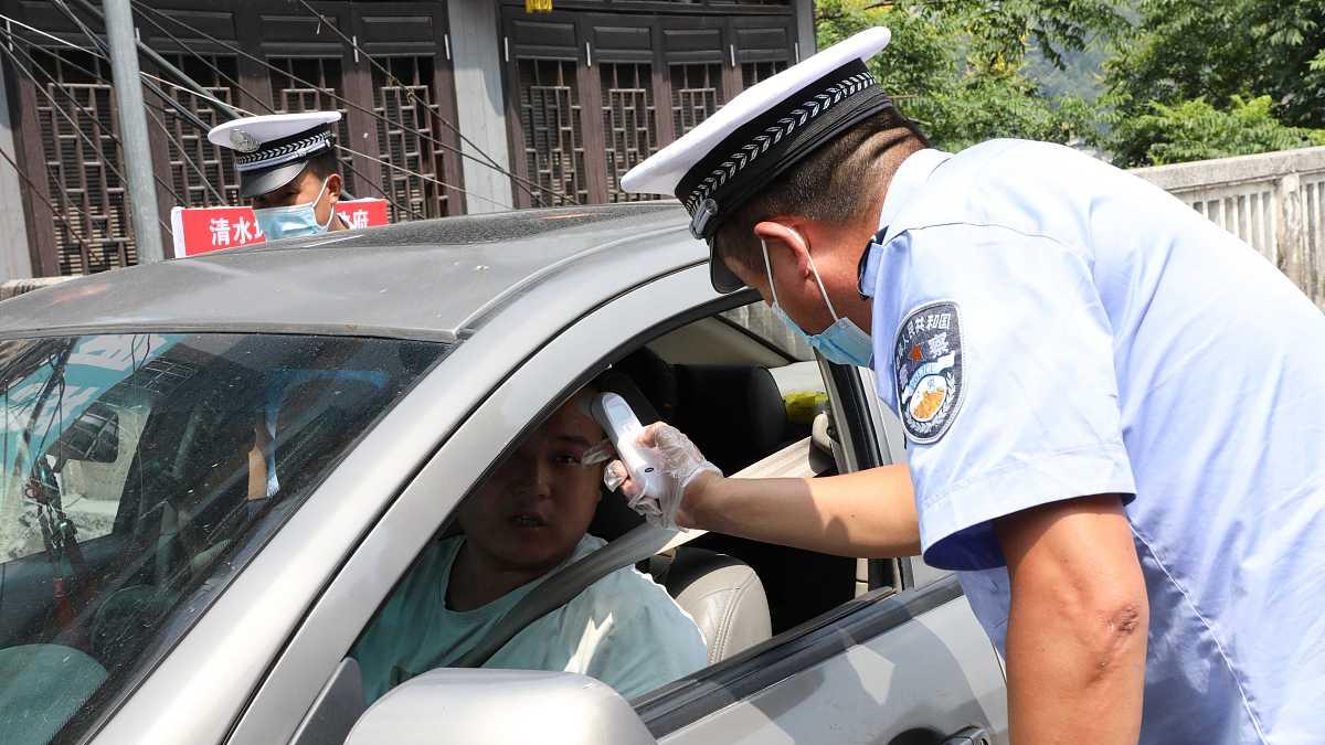 小车顶"饺子"行驶引热议 交警暖心执法彰显温度