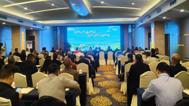 贯彻四中全会精神 促商会高质量发展-成都梁平商会举办招商推介会和法务知识讲座