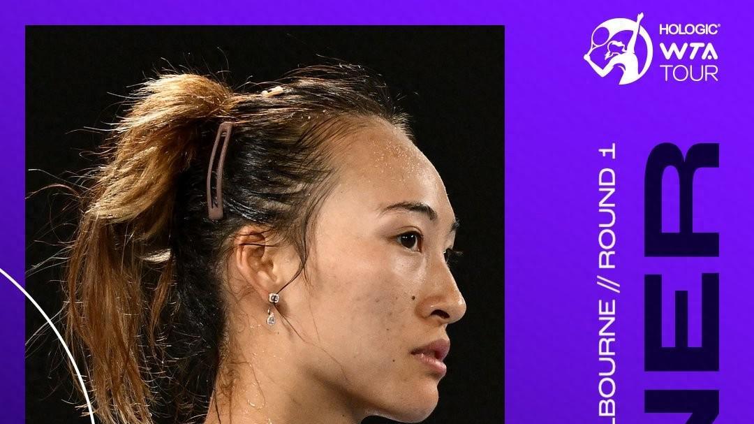 郑钦文赚90万！赢澳网首轮奖金曝光，微笑亲吻镜头，赛后采访霸气