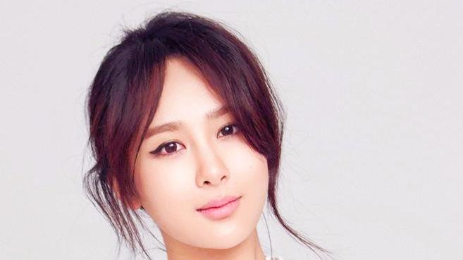 杨紫直播戴五副墨镜叠叠乐！自曝曾戴六副，弹幕笑到刷屏