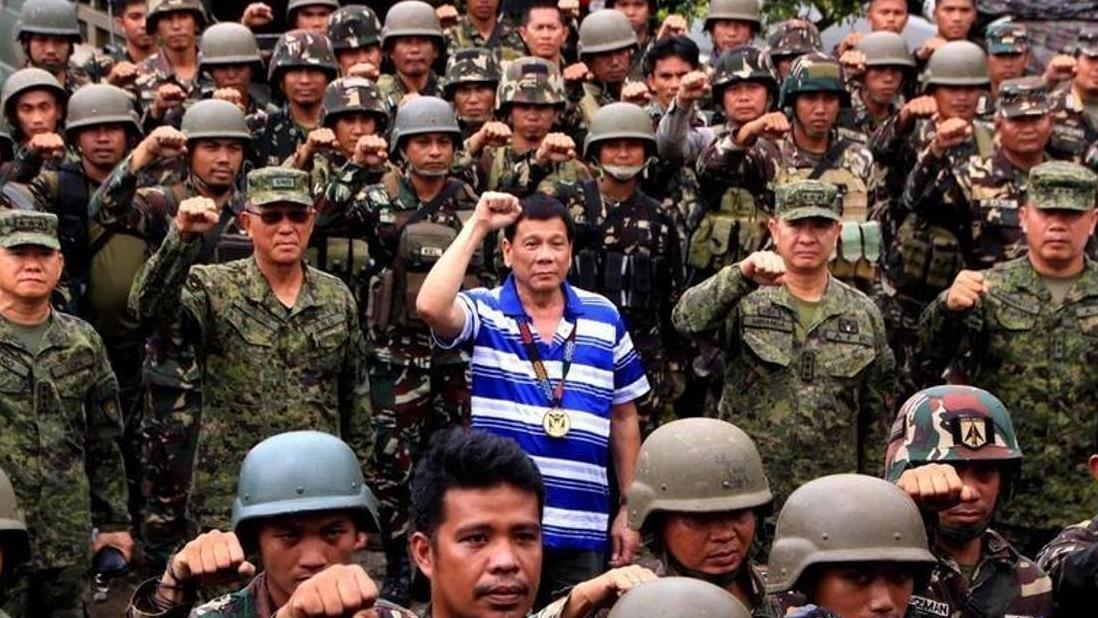 杜特尔特乘包机入睡！满脸疲惫，似被过度折腾