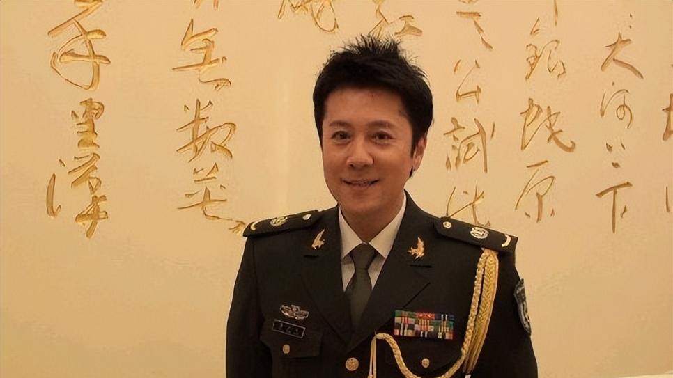 22次登上春晚，拒绝那英迎娶圈外妻子，如今儿子成他骄傲