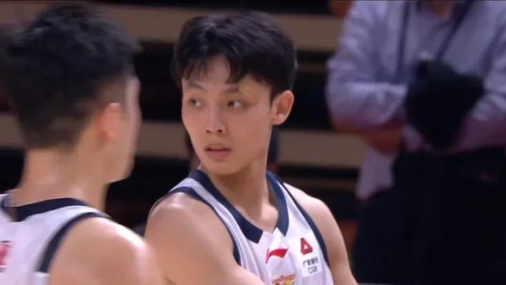 广厦打破首钢不败金身排第二，广东8连胜排第一