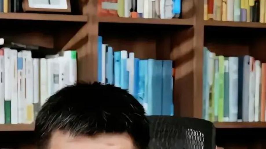 张雪峰这事，为啥有人拍手有人骂？