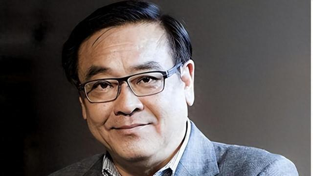 尔冬升在20世纪70年末至80年代初，曾是邵氏电影公司的当红武侠小生，后来逐渐转型为编剧及导演