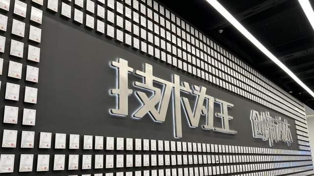 比亚迪，靠全栈自研成为产业链“超级供应商”