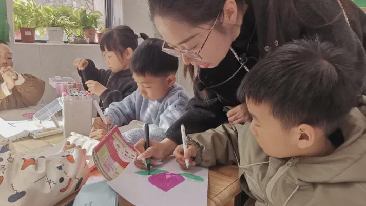 信阳市第十三小学：小学老师送课到幼儿部，点亮成长新体验