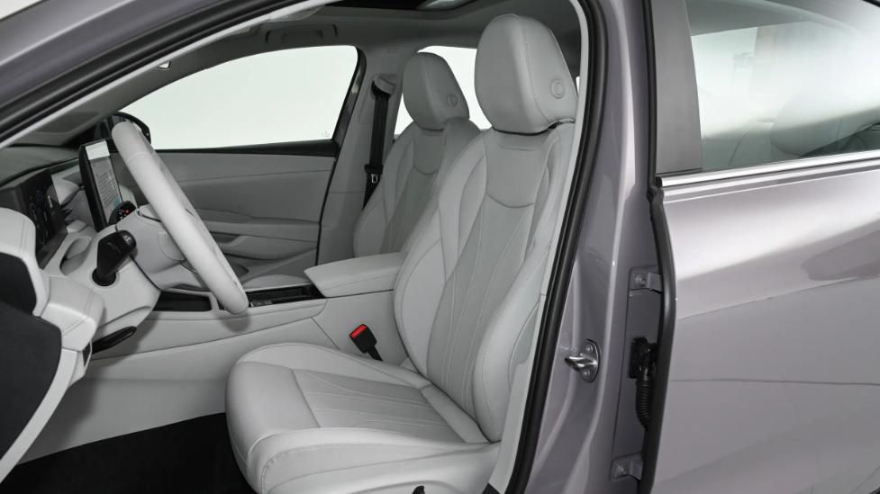 买不起帕萨特？就看2025款大众朗逸Pro，实力均衡没得挑