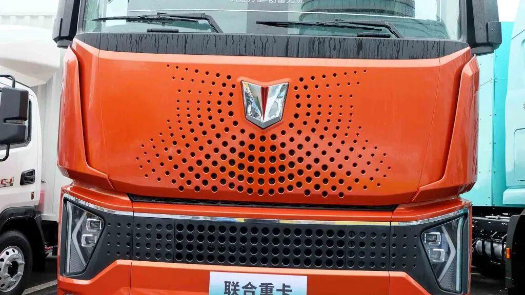 630匹大马力！康明斯一体化动力链加持，联合重卡金凤凰天然气牵引车实拍！