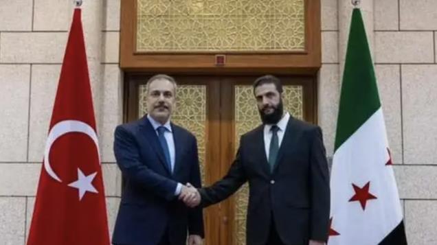 朱拉尼重走阿萨德老路，主动得罪美国，离了俄罗斯还真不行