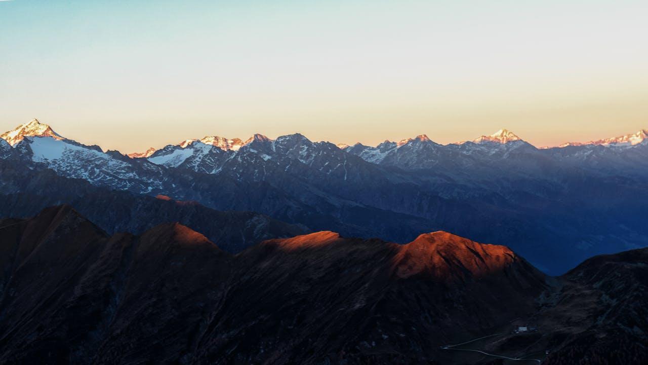 相遇，别离，短暂相识，然后永久告别