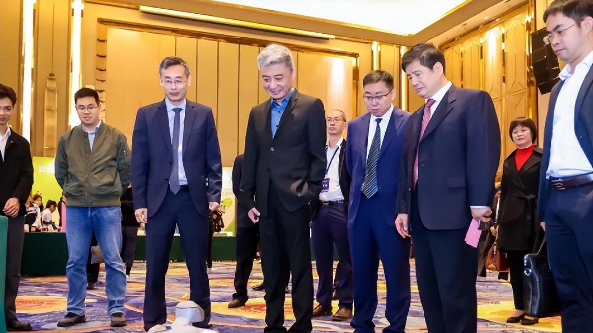 周炜一句话从顶端坠落，从春晚宠儿到全网群嘲