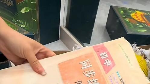 芒果礼盒里翻出旧课本，店家说可以全额退款