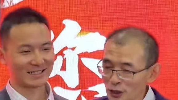谢浩男拒绝谢爸买车，否认养父母离世，自曝单身，母亲仍未现身