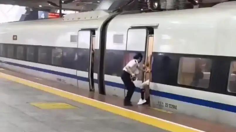 从 “伸腿拦车门” 看法律红线：深圳北高铁阻门事件引发关注