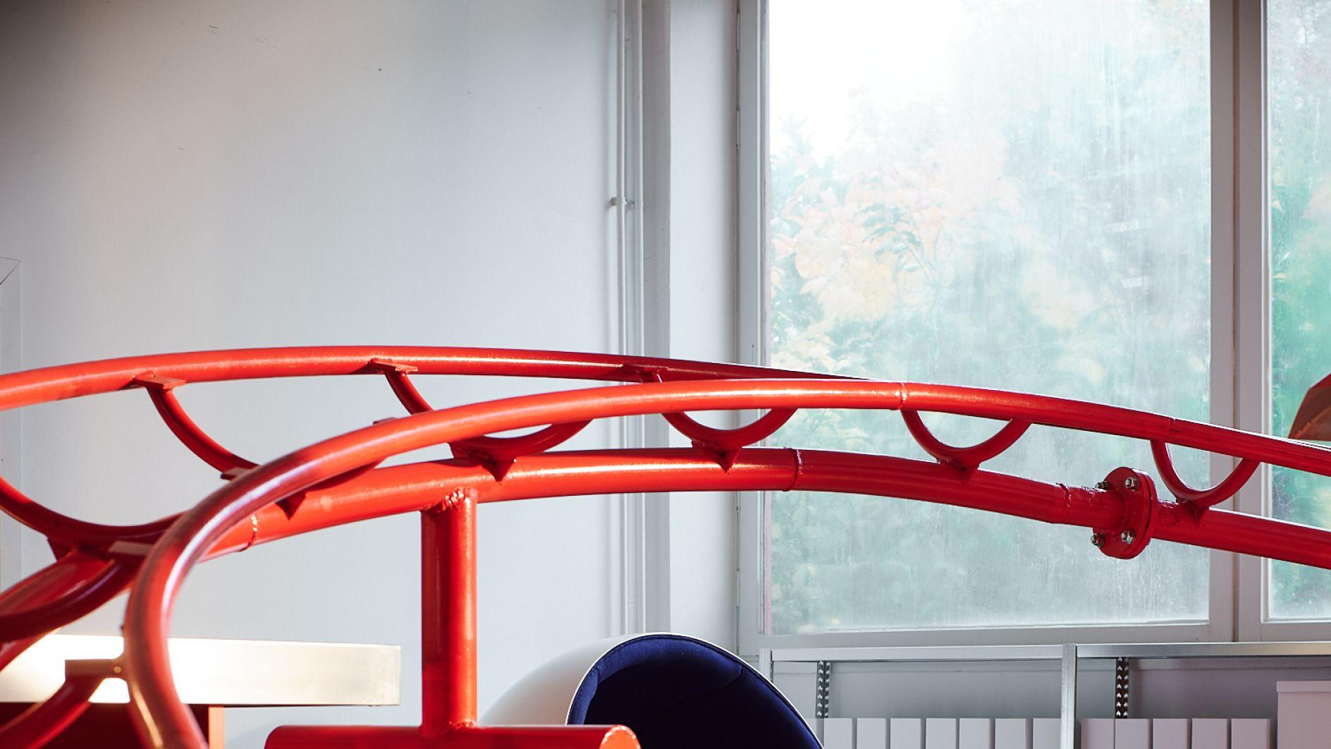 一家瑞典的创意工作室，在办公室建造了世界唯一的室内过山车