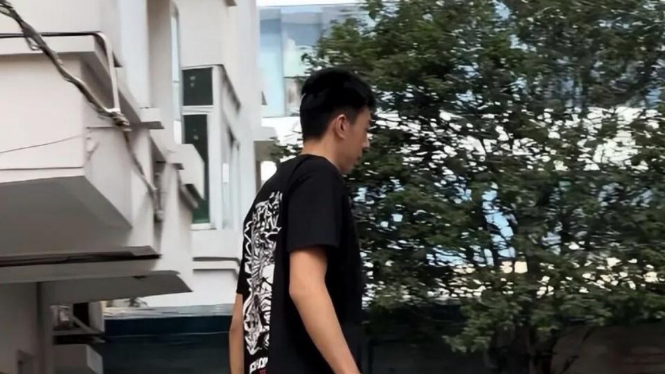 徐杰接地气过中秋，杜锋穿拖鞋+粉T现身