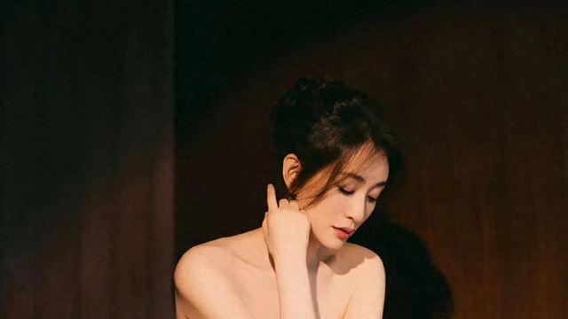 李小冉穿低胸晚礼服玉足踩防水台凉高跟展现半熟优雅魅力