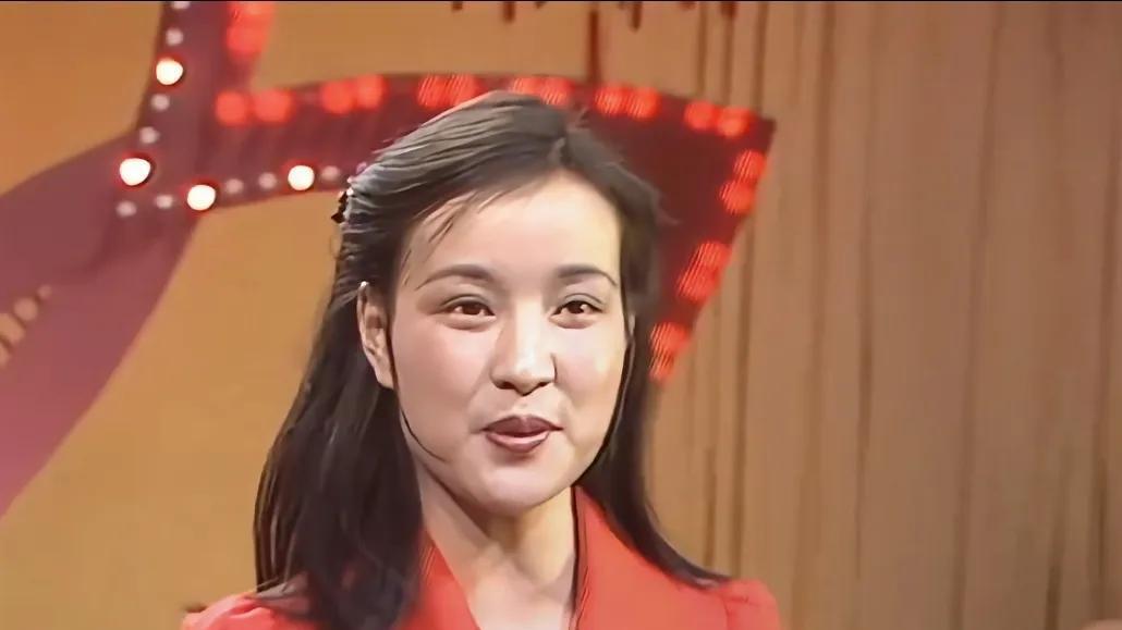 《小巷人家》里宋莹说的晓庆衫长这样，是庆奶主持第一届春晚穿的