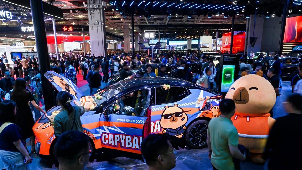 领克Z20跨界联名卡皮巴拉，撒贝宁意外现身，这是什么梦幻联动？