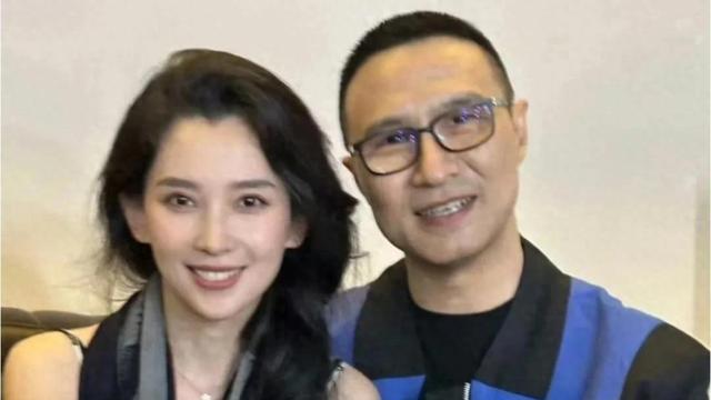 森林北和汪峰一起逛街，俩人手牵手，40岁森林北身材很出众
