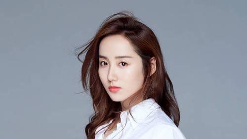 吕一楚楚动人的美貌让人难以忘怀，尤其是那樱桃般的小嘴格外迷人