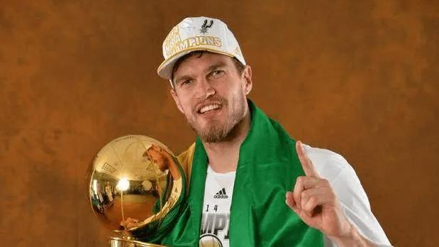 恭喜杨瀚森！比卢普斯出事却成赢家，冠军主帅上位，曾培养申京