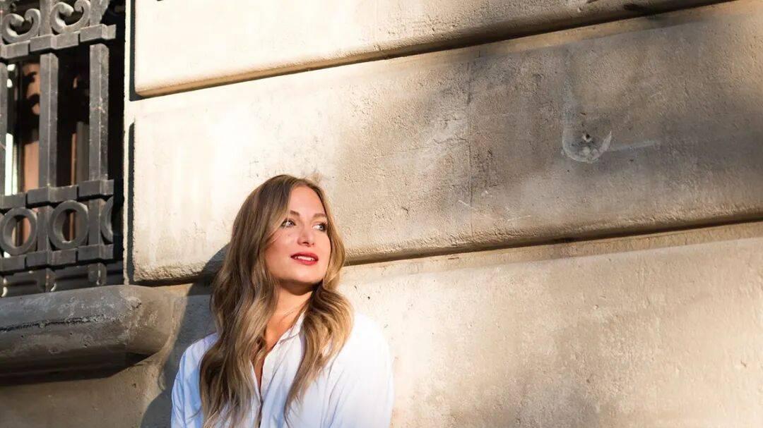 今年秋天被这件“复古单品”刷屏，时髦又显气质