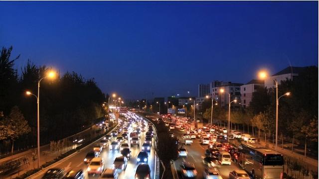 紧急避险指南：遭遇路怒司机如何自保