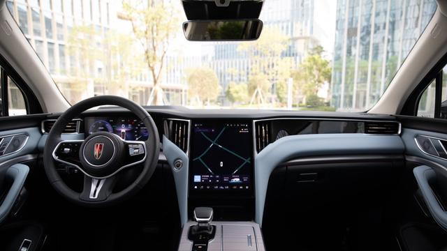 红旗HS7PHEV：省油 好开！ 混动SUV也能拥有“人车合一”的底气？