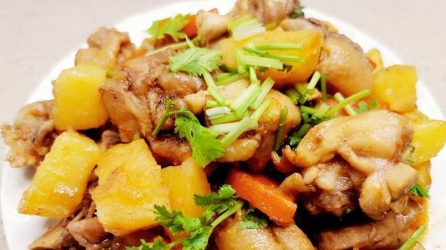 土豆炖鸡腿的家常做法，操作简单还好吃，肉质鲜嫩，下饭顿顿光盘